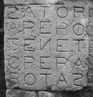 El cuadrado de Sator se compone de cinco palabras en latín que interactúan entre sí -SATOR, AREPO, TENET, OPERA y ROTAS