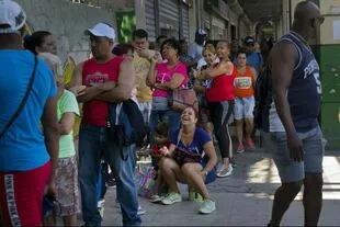 Las largas colas en los mercados de La Habana