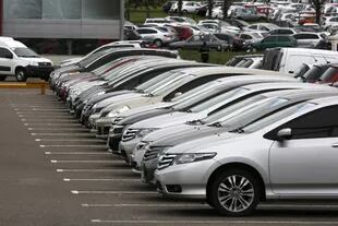 Antes de comprar un auto usado, los interesados deben chequear que los papeles del vehículo estén en regla