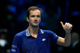 El ruso Daniil Medvedev festeja su triunfo contra el noruego Casper Ruud en una semifinal del ATP Finals en Turín, por 6-4 y 6-2.