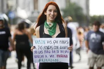 Con carteles reivindicativos de la lucha, una multitud de mujeres se movilizó por el Día Internacional de la Mujer