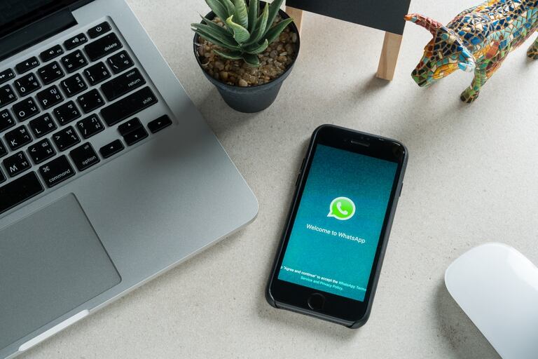 Unas pruebas en la versión beta de WhatsApp para iPhone revela los ajustes que tendrá el futuro modo multiusuario que permitirá acceder a los chats desde diferentes dispositivos, al margen de WhatsApp Web