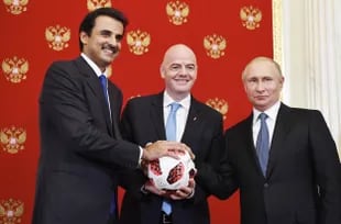 Vladimir Putin, Gianni Infantino y Tamim bin Hamad al-Thani, en 2018