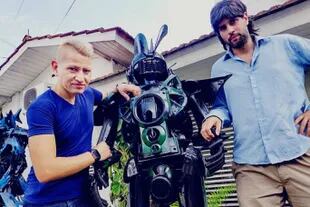 Marcelino Gámez y Federico Nieto, el artista y el profesor de robótica que realizaron la original muestra de Transformers en Adrogué