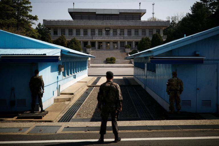 Soldados surcoreanos hacen guardia en Panmunjom, dentro de la zona desmilitarizada (DMZ) que separa las dos Coreas