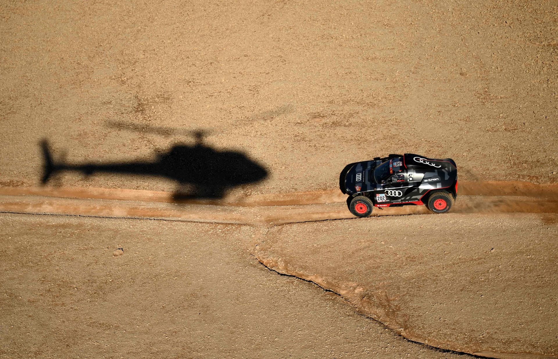 El piloto español de Audi Carlos Sainz y su copiloto Lucas Cruz de España compiten durante la etapa 5 del Dakar 2022 alrededor de Riad en Arabia Saudita, el 6 de enero