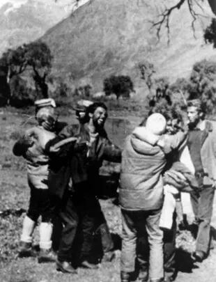 El reencuentro de algunos de los jóvenes extraviados en la montaña con sus familiares en San Fernando, Chile