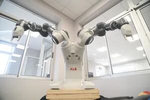Una escuela técnica pública inauguró el taller de robótica más moderno del país