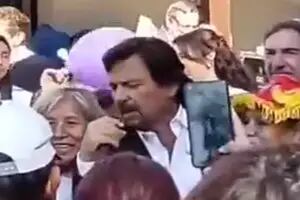 Un gobernador imitó a Sandro en un acto y el video del momento se volvió viral