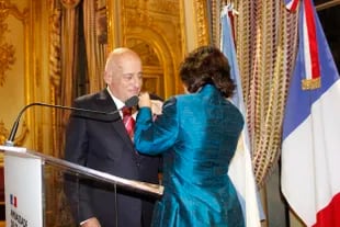 La embajadora francesa Claudia Scherer-Effosse condecoró a Jozami