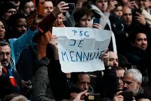 Un aficionado con un cartel con la frase 'PSG Je mennuie' ('PSG Estoy Aburrido') durante el partido ante Bordeaux