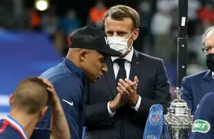 Macron aplaude a Mbappé en una premiación de la Copa de Francia; el presidente galo influyó para que el futbolista decidiera quedarse en el PSG y rechazara a Real Madrid