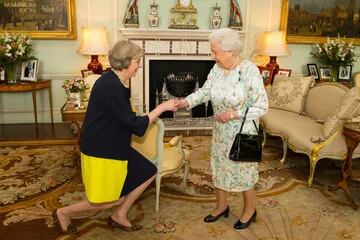 Theresa May se arrodilla frente a la reina Isabel II antes de asumir como Primera Ministra