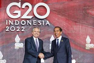 Alberto Fernández junto al presidente de Indonesia, Joko Widodo, poco antes de sufrir el episodio de hipotensión