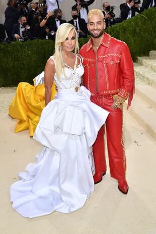 La diseñadora Donatella Versace y el cantante Maluma en la Gala del Met 2021, en el Museo Metropolitano de Arte