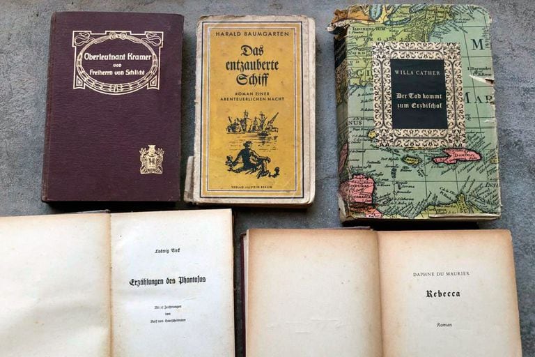 En la casa de Mar del Sur, que estuvo durante muchos años abandonada y que habría servido como estación radiotelegráfica, se encontraron libros escritos en alemán publicados en Berlín en 1935, durante la consolidación de nazismo en Alemania