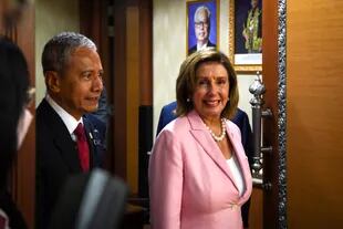 La presidenta de la Cámara de Representantes de Estados Unidos, Nancy Pelosi, camina durante una reunión con Azhar Azizan Harun, presidente del Parlamento de Malasia.