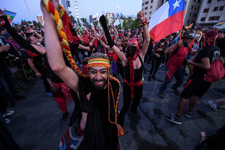 Manifestantes que apoyan la reforma de la constitución chilena se reúnen a la espera de los resultados oficiales del referéndum en la Plaza Italia de Santiago el 25 de octubre de 2020