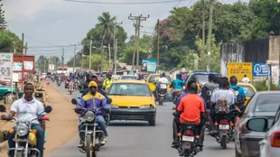 Los mototaxis son una manera usual para los jóvenes de ganar dinero en Liberia
