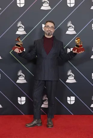 Jorge Drexler con los Latin Grammy obtenidos por Salvavidas de hielo