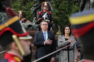 El presidente Jair Bolsonaro y su esposa Michelle, rinden honores en el monumento al General San Martín