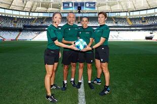 Los cuatro árbitros a cargo de la final de la Supercopa de Europa: la asistente Manuela Nicolosi, el cuarto árbitro Cuneyt Cakir, la francesa Stephanie Frapparty la asistente Michelle O´Neill.
