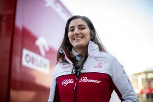 La sonrisa de Tatiana Calderón, la piloto de pruebas y desarrollo que tuvo Alfa Romeo en la Fómrula 1 durante cuatro temporadas; en 2022, la colombiana participará en IndyCar
