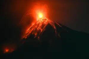 Por la erupción del Volcán de Fuego se clausuró el principal aeropuerto y las rutas también fueron afectadas