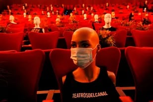 Anoche volvió a la actividad la sala Roja de los Teatros del Canal, de Madrid. Cuando el público ingresó a la sala se encontró con maniquíes y arreglos florales para marcar el distanciamiento social. Signos de los tiempos.