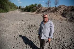Matías Gallart, en un tramo seco del río Salado