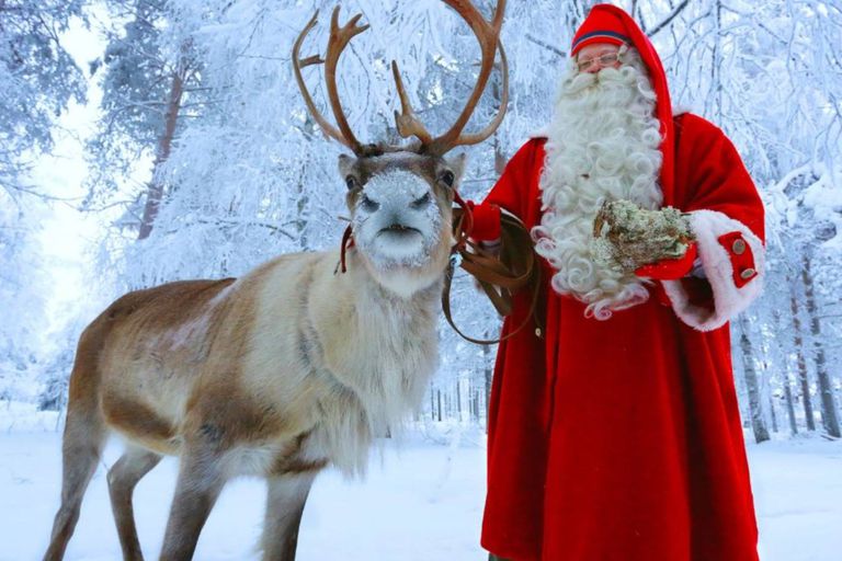 Papá Noel vive en un pequeño pueblo en el Círculo Polar Ártico, en Finlandia, donde miles de visitantes se acercan cada año