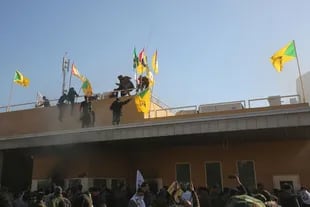 Los manifestantes pro-iraníes se subieron a la terraza de la embajada