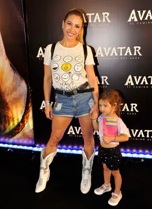 Con botas texanas y short de jean, Adabel Guerrero disfrutó de la película junto a su pequeña hija Lola