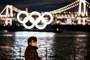 El Rainbow Bridge, en la Bahía de Tokio, con los anillos olímpicos como símbolo