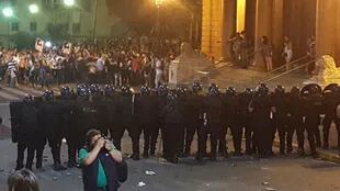 Anoche la policía reprimió los desmanes durante la manifestación