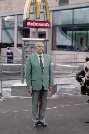 La imagen de Mikhail Gorbachev, líder de la URSS cuando McDonald's desembarcó en Rusia, frente a uno de los locales de McDonald's.