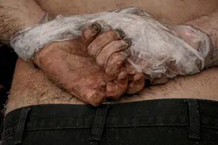 El cuerpo sin vida de un hombre con las manos atadas a la espalda se encuentra en el suelo en Bucha, Ucrania, el domingo 3 de abril de 2022. (AP Foto/Vadim Ghirda)