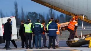 Los cuerpos fueron trasladados en avión desde Mendoza a Buenos Aires.