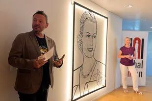 Alejandro Marmo cuando inauguró el otro mural de Evita, en Suiza