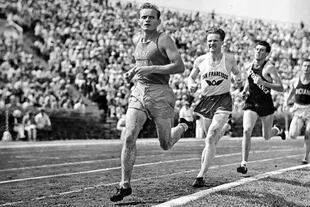 Louis Zamperini durante la carrera de 5000 metros en las pruebas olímpicas de Randall's Island en 1936 en Nueva York