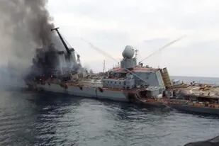 La foto de un buque poco antes de su hundimiento, que aparenta ser la estrella rusa Moskva.