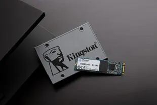 Los SSD vienen a reemplazar a los discos rígidos convencionales y están disponibles en dos formatos: SATA y M.2, como estos de Kingston; el uso de uno u otro estará determinado por la conexión que ofrezca la PC