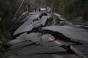 Suben a 62 las muertes por el terremoto y buscan sobrevivientes