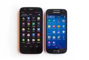 El Motorola Moto G (4,5 pulgadas) junto a un Samsung Galaxy S4 Mini (4,3 pulgadas)