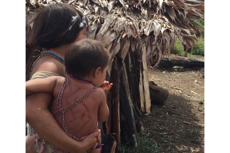 En algunas de las comunidades que Domínguez visitó, "la madre se viste con su bebé y se va a trabajar". "Primero, lo lleva en el pecho y después atrás"