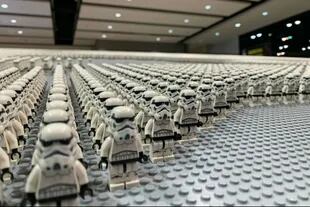 Un stormtrooper hecho con 36,400 mini legos