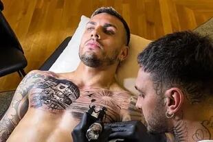 Leandro Paredes estrenó dos nuevos tatuajes en el pecho unas semanas de llegar a Juventus