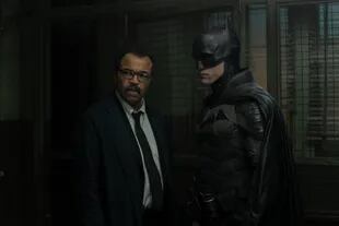 Jeffrey Wright como un detective que en un futuro será el comisionado Gordon, y Robert Pattinson como Batman, en el film de Matt Reeves