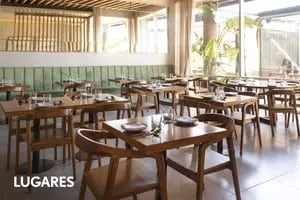 El original restaurante que abrió una pareja en Pilar y propone "platitos desordenados" de alta cocina