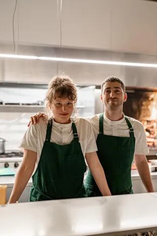 Mica Najmanovich y Nico Arcucci, cocineros y artífices del restó de Colegiales.